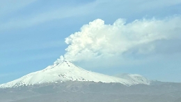 Etna, prosegue l&rsquo;attivit&agrave; stromboliana: lava in raffreddamento