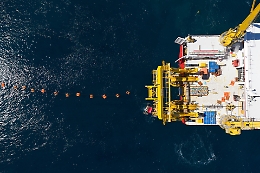 Terna stabilisce un primato mondiale: cavo HVDC posato a 2.150 metri per unire Sicilia e Sardegna