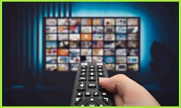 Cosa vedere in tv aspettando il nuovo anno tra musica live in piazza e film cult