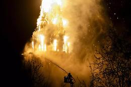 Vondelkerk in fiamme ad Amsterdam: crolla il campanile della chiesa