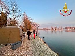 Va a pescare la notte di Capodanno, ma muore annegato cadendo nel lago