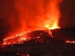 Etna, continua la colata nella Valle del Bove: fronte a 1.420 metri d'altitudine