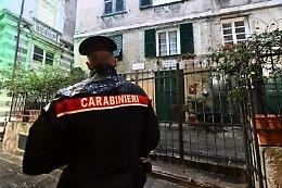 Si getta dal primo piano per sfuggire al compagno che l&rsquo;avrebbe accoltellata