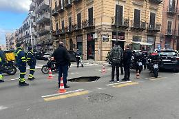 Aperta una voragine in via Roma, traffico e lunghe code nel centro citt&agrave;: sul posto i vigili urbani