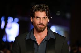 Dopo il fermo per droga Can Yaman rilasciato dalle autorit&agrave; turche: avrebbe collaborato con gli inquirenti