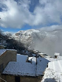 Maxi nevicata sulle Madonie, traffico nel caos tra pullman e auto in difficolt&agrave;