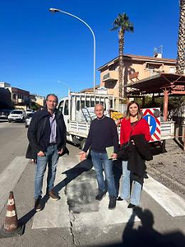 Via Galletti colabrodo, consigliere di circoscrizione si incatena e partono i lavori