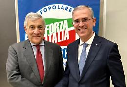 L&rsquo;&ldquo;ambulatorio&rdquo; del leader fra mal di pancia repressi e riposizionamenti tattici. E al Politeama si prepara un bagno di folla