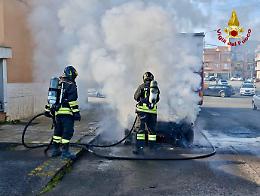 Autovettura a diesel prende fuoco in marcia a Lentini: nessun ferito