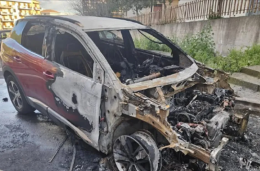 Lentini sotto choc: incendio distrugge l&rsquo;auto del marito di una consigliera di Forza Italia, la politica nel mirino