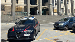 Panico davanti al tribunale: "Voglio parlare con il procuratore". E minaccia di darsi fuoco