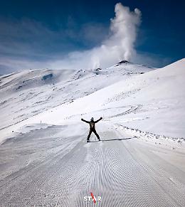 Sull&rsquo;Etna si &egrave; concluso un inverno da incorniciare: stagione sciistica eccezionale, ora la magia di primavera 