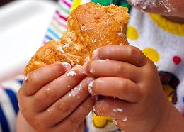 La bimba "contesa" fra la madre e la famiglia di Siracusa: &laquo;&Egrave; terrorizzata, ormai non vuole pi&ugrave; uscire di casa&raquo;