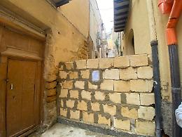 Il muro della vergogna: alzato e abbattuto in 24 ore 