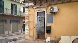 L'ordigno esploso davanti a un negozio: in due ai domiciliari per danneggiamento aggravato ed estorsione