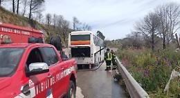 Ribera-Palermo, l&rsquo;odissea dei pendolari: si rompe il bus, arriva quello sostitutivo e va in fiamme