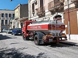 La solitudine dell'autobotte: quando l'aiuto arriva nel giorno sbagliato