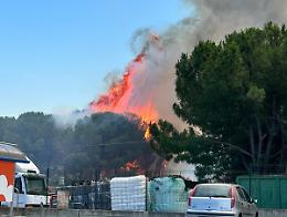 Fuoco e paura per un vasto incendio a Lentini: le fiamme alimentate dal vento di scirocco 
