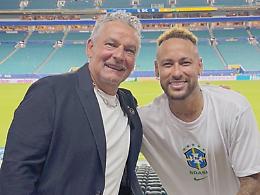 Neymar Jr, selfie con Baggio: &laquo;Leggenda&raquo;. Arrivano pure gli applausi di Hamilton