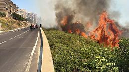 Vasto incendio a Melilli: fiamme nella zona alta, soccorsi in azione a protezione delle case 