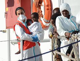Nascosti in piena vista: 2.000 i minori migranti arrivati via mare nel 2025
