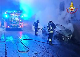 Notte di fumo e fiamme a Lentini, auto a Gpl prende fuoco 
