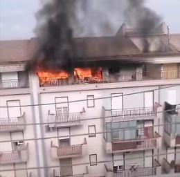 Appartamento in fiamme in un palazzo di tre piani, residenti in strada per la paura