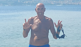 E sono tre: a 77 anni il netino Nicol&ograve; Cucchiara attraversa ancora lo Stretto a nuoto