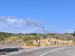 Etna, faro su altre due bocche: colata a quota 1.360 metri. L&rsquo;Ingv rassicura: &laquo;Non uscir&agrave; dalla Valle&raquo; 