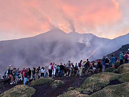Etna, chiusa alle auto la strada per raggiungere il rifugio Citelli: da Fornazzo si sale a piedi. Stop anche alle quote sommitali