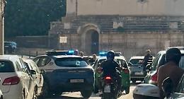 Uomo armato di coltello segnalato in strada: bloccato dalla Polizia in piazza Santa Lucia

