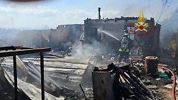 Incendio in alcuni casolari abbandonati, esplodono due bombole di gas: nessun ferito