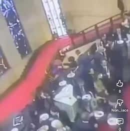 Assessore della Sardegna inciampa al ministero e sfonda una preziosa vetrata del Sironi 