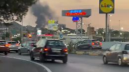 Incendio sulle colline di Monte Po: colonna di fumo nero visibile da Catania e Misterbianco