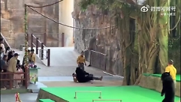 Cina, orso nero aggredisce il suo addestratore dello zoo durante uno show: il video fa il giro del web