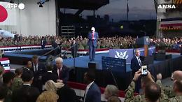 Trump in Giappone, il video del balletto sulle note di YMCA dopo il discorso a bordo della Uss George Washington