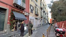 Napoli, coltellate nella movida di Chiaia: il talento del calcio ferito, due minorenni si costituiscono