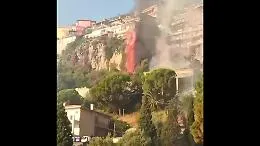Fiamme da paura sulla collina di Taormina: cos&igrave; il fuoco sta minacciando il centro abitato