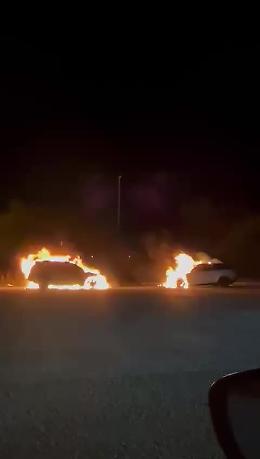 A fuoco le due auto dell'uomo arrestato perch&eacute; accusato di avere picchiato il meccanico di Rosolini