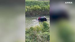 Finisce con l'auto nel fiume, due si tuffano per salvarlo: il video del recupero