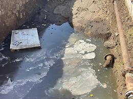 Fogne nel torrente: lavori subito sospesi