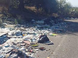 Una megadiscarisca di rifiuti lungo la “Strada di fora” 