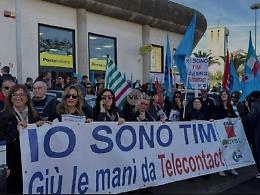 Caltanissetta, dipendenti Telecontact in corteo vestiti a lutto: «Va riaperto il tavolo ministeriale»