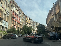 Palazzi blindati dai pusher in via Capo Passero dove lo spaccio frutta 1,5 milioni a settimana