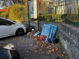 Tremestieri: rifiuti ingombranti davanti l&rsquo;ingresso dell&rsquo;asilo comunale