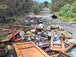 Scempio nel Parco dell&rsquo;Etna: l'ex cava diventa una discarica
