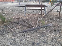 Vandali devastano la recinzione del parco giochi: residenti indignati