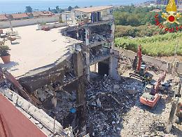 Crollo di Messina, il Ris a un passo dall'identificazione dei resti: esami sui telefoni e sopralluogo dei periti