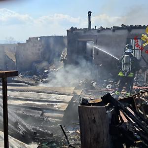 Incendio in alcuni casolari abbandonati, esplodono due bombole di gas: nessun ferito