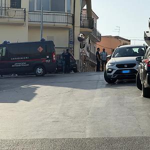 Melilli: tentano di fare esplodere il bancomat dell'Unicredit, ma sono costretti a scappare e sparano durante la fuga
